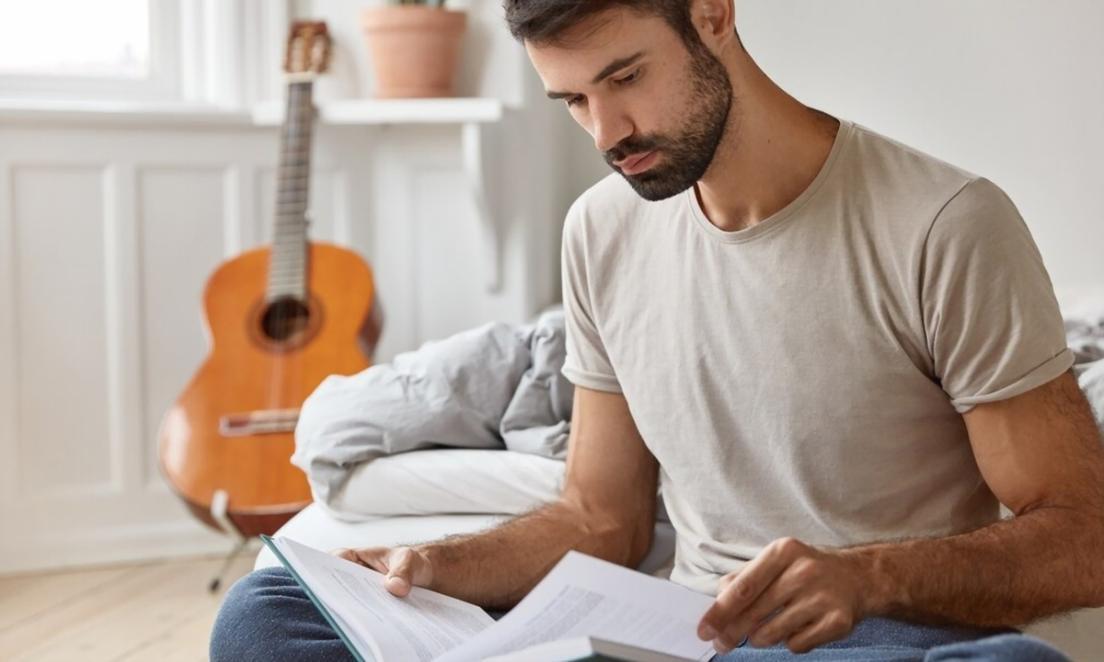 Person arbeitet konzentriert an persönlicher Entwicklung in ruhiger Umgebung