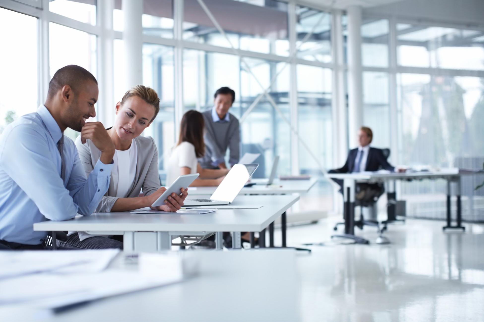 Teilnehmerin in konzentrierter Selbstreflexion während einer Übungseinheit