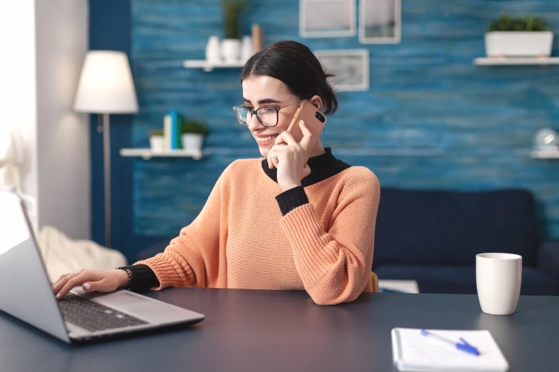 Person arbeitet konzentriert an persönlicher Entwicklung